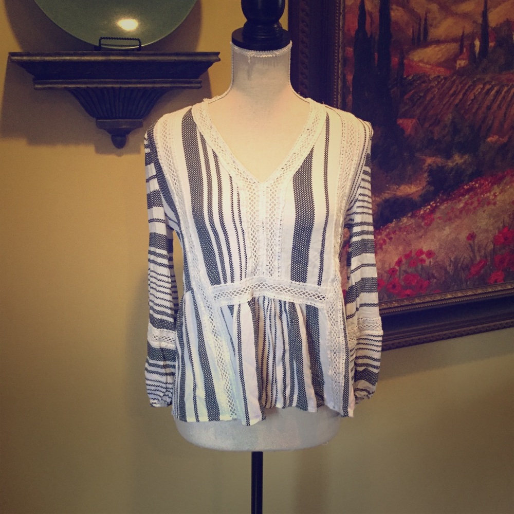 Hummingbird- Cotton Lace Black/White top. Size M